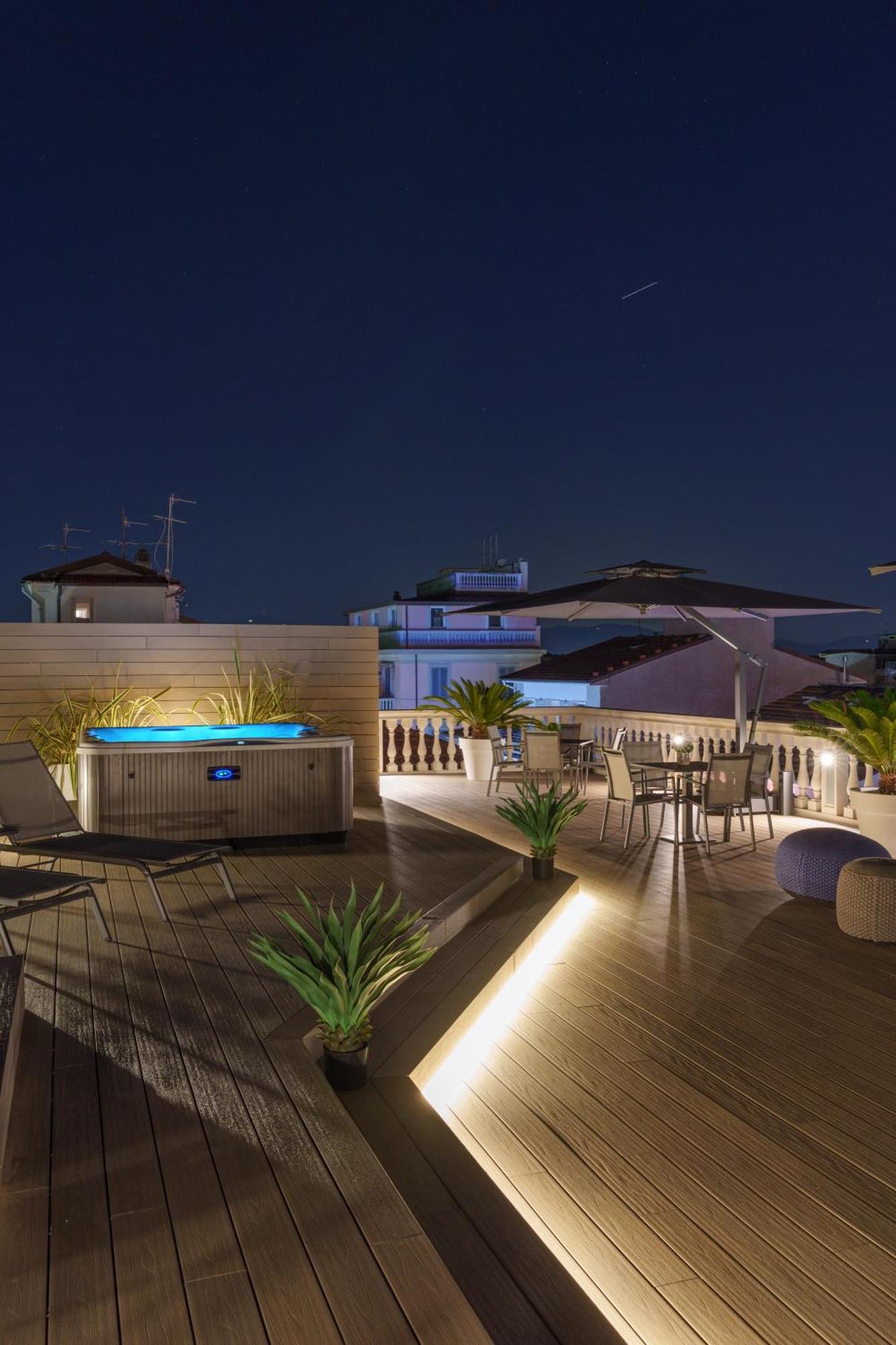 VI Suites Viareggio Eksteriør billede